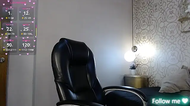 Lucigh  online show from November 2025 07:34:01 PM