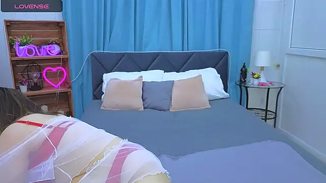 Laura Ellinss online show from October 2025 07:05:02 AM