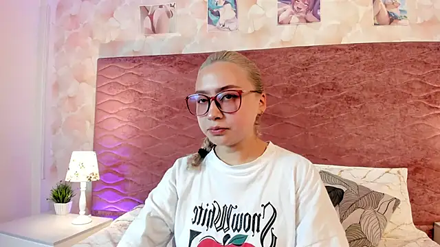 Snapshot of AlanaLeBlanc chatting on September 2025 07:47:01 PM AlanaLeBlanc online show from September 2025 07:47:01 PM