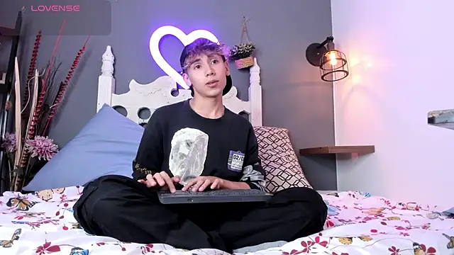 Snapshot of Twinkie_Hung chatting on September 2025 02:16:01 PM Twinkie Hung online show from September 2025 02:16:01 PM