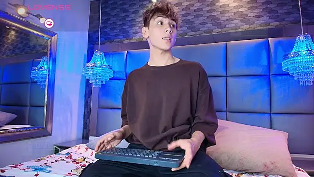 Snapshot of Twinkie_Hung chatting on September 2025 09:28:02 PM Twinkie Hung online show from September 2025 09:28:02 PM