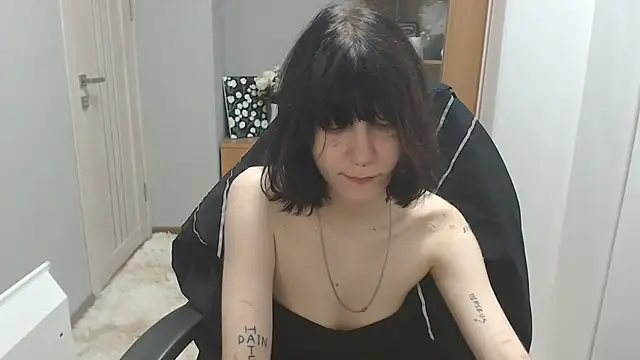 Snapshot of TinaQuiin chatting on October 2025 08:11:01 AM TinaQuiin online show from October 2025 08:11:01 AM