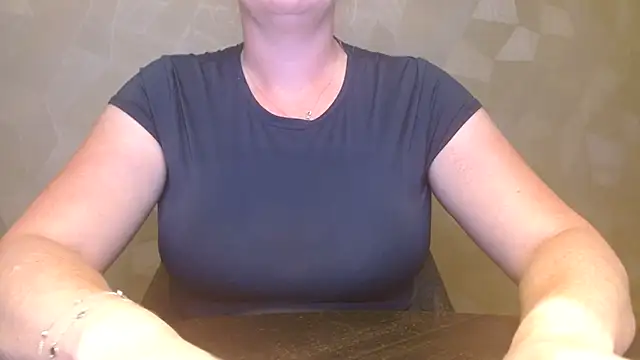 Snapshot of Esmee-Xxx chatting on September 2025 06:41:02 PM Esmee-Xxx online show from September 2025 06:41:02 PM