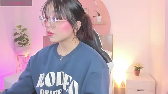 Snapshot of Clara_Luu chatting on May 2026 02:50:01 AM Clara Luu online show from May 2026 02:50:01 AM