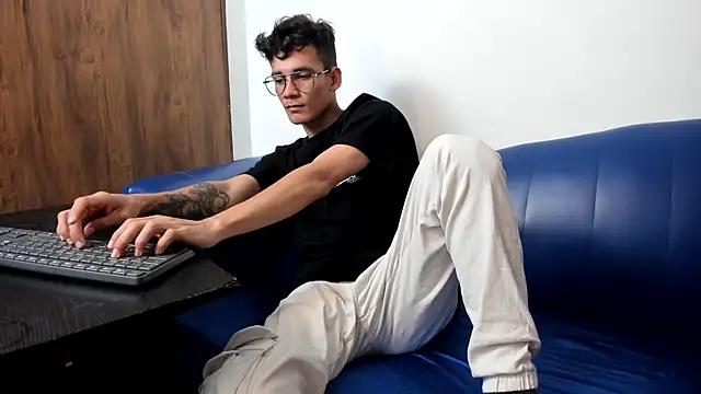 LittleMax23 online show from November 2025 06:18:01 PM