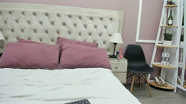 merlyaluna online show from April 2026 07:15:02 PM