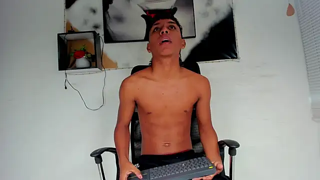 tyler twink boy online show from November 2025 12:37:02 PM