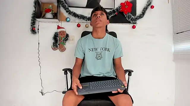 tyler twink boy online show from December 2025 02:55:01 PM