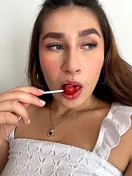 Isa Villamarin online show from September 2025 02:42:02 PM