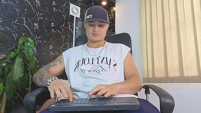 Snapshot of Alexander_ferre chatting on April 2026 01:16:02 PM Alexander ferre online show from April 2026 01:16:02 PM