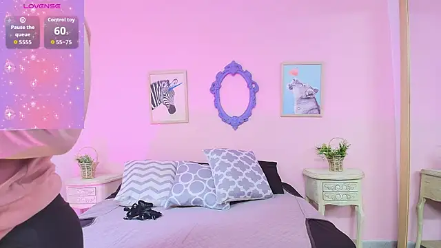 Nahomi Rivera online show from October 2025 12:47:02 PM