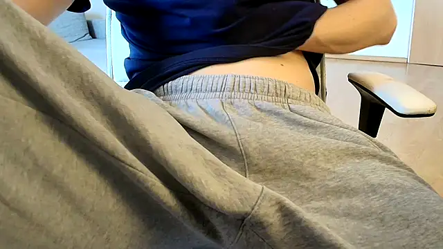 Snapshot of Breezydicksn chatting on May 2026 02:44:02 PM Breezydicksn online show from May 2026 02:44:02 PM