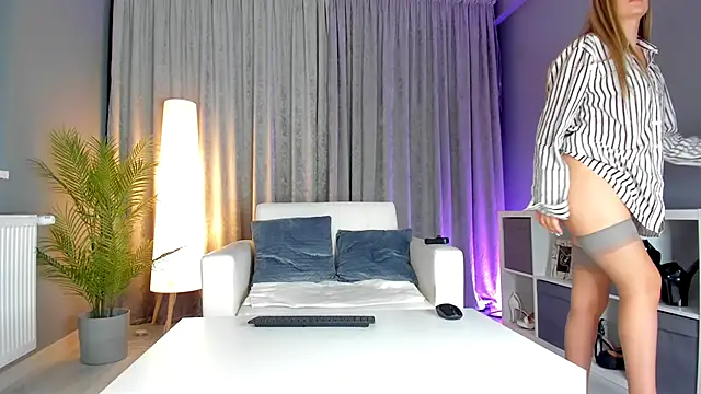 Snapshot of LisaAventi chatting on October 2025 04:12:01 AM LisaAventi online show from October 2025 04:12:01 AM