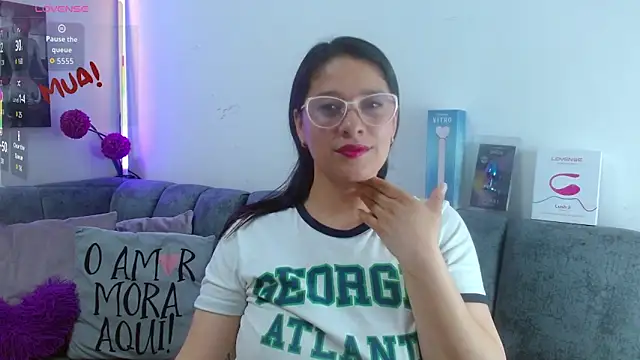 Snapshot of Alana_steel_1 chatting on April 2026 04:11:01 PM Alana steel 1 online show from April 2026 04:11:01 PM