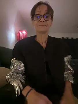 Chris06d22xh online show from November 2025 08:33:02 PM