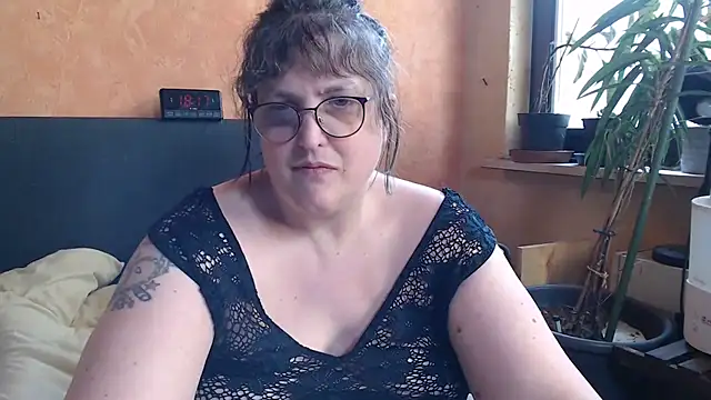 ladyfrombonn online show from April 2026 04:19:01 PM