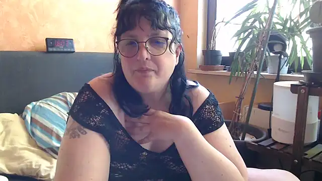 ladyfrombonn online show from April 2026 02:05:01 PM