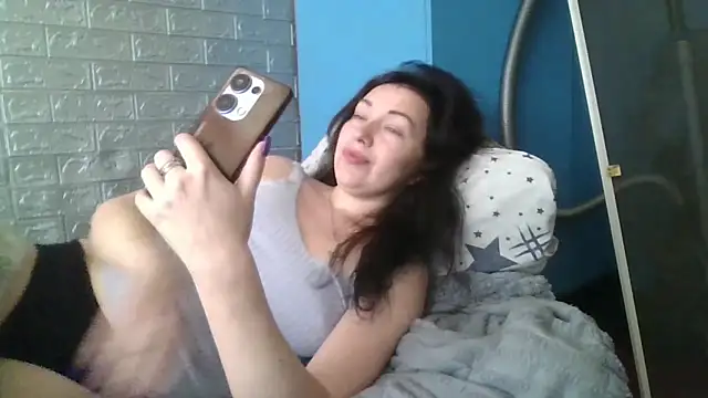 Snapshot of DanaNeon chatting on April 2026 07:13:02 AM DanaNeon online show from April 2026 07:13:02 AM