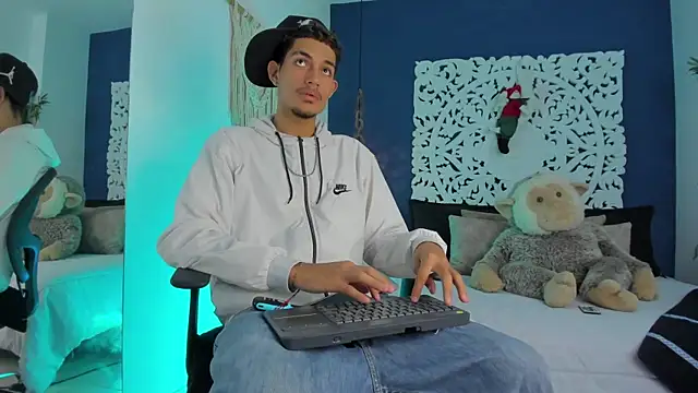 Adonis WB online show from November 2025 08:51:01 PM