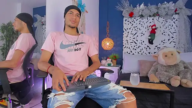 Adonis WB online show from December 2025 08:28:02 PM