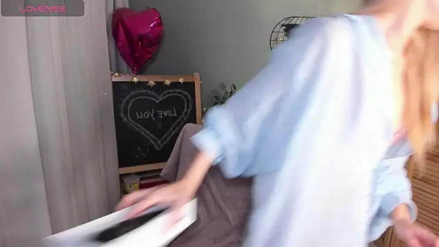 Snapshot of mishapallmer chatting on October 2025 01:45:01 AM mishapallmer online show from October 2025 01:45:01 AM