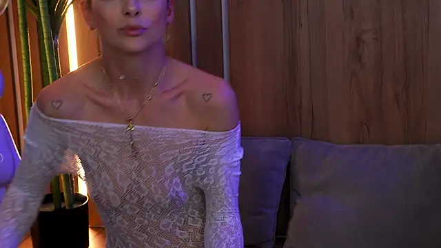 EllyLynn online show from April 2026 06:23:01 PM