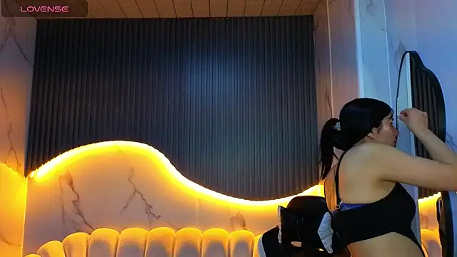 Eilyn love b online show from October 2025 12:49:02 PM