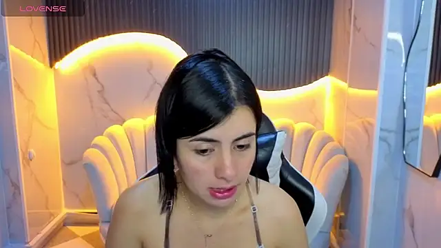 Eilyn love b online show from November 2025 01:02:01 PM