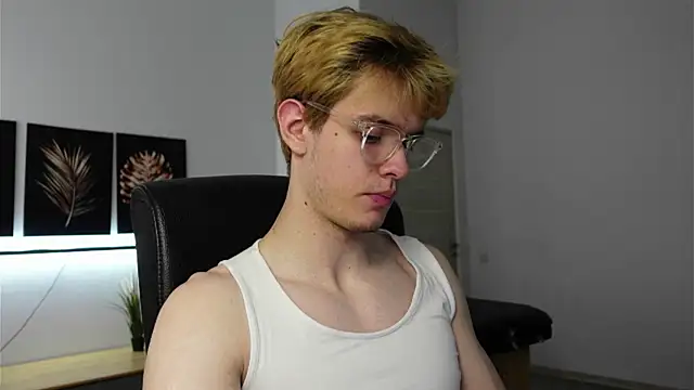 Logan Fraser online show from October 2025 07:49:01 AM