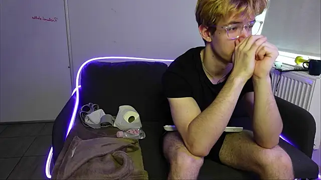 Logan Fraser online show from October 2025 01:44:01 PM