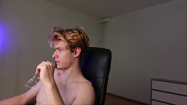 Logan Fraser online show from October 2025 01:18:01 PM