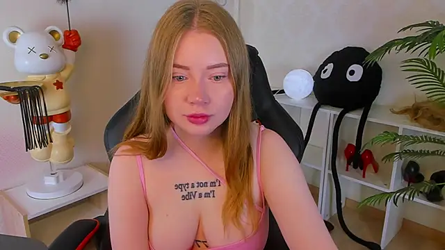 Lillie Berry online show from October 2025 04:46:02 AM