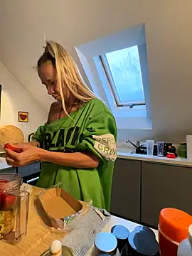 blondi2077 online show from October 2025 03:43:01 PM