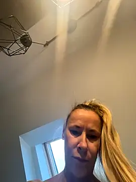 blondi2077 online show from October 2025 01:29:01 PM