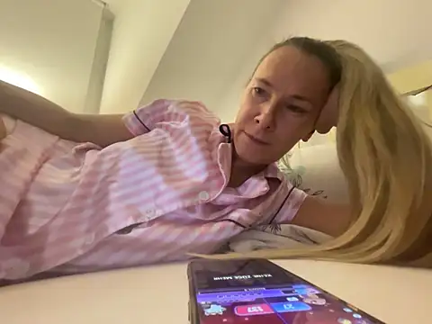 blondi2077 online show from October 2025 10:04:01 PM