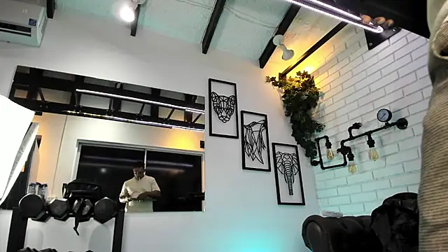 ItaloMoore online show from December 2025 11:28:02 AM