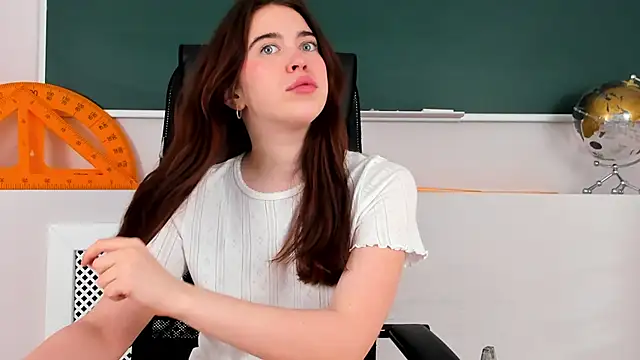 Snapshot of KimberlyBond chatting on November 2025 03:11:01 PM KimberlyBond online show from November 2025 03:11:01 PM