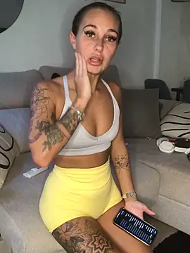 Rosieredxox online show from September 2025 07:35:02 AM