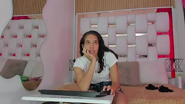 Snapshot of MiaCours chatting on October 2025 02:37:01 PM MiaCours online show from October 2025 02:37:01 PM