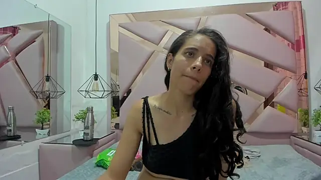 Snapshot of MiaCours chatting on October 2025 07:00:01 PM MiaCours online show from October 2025 07:00:01 PM