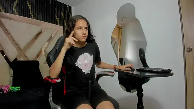 Snapshot of MiaCours chatting on October 2025 01:31:02 PM MiaCours online show from October 2025 01:31:02 PM