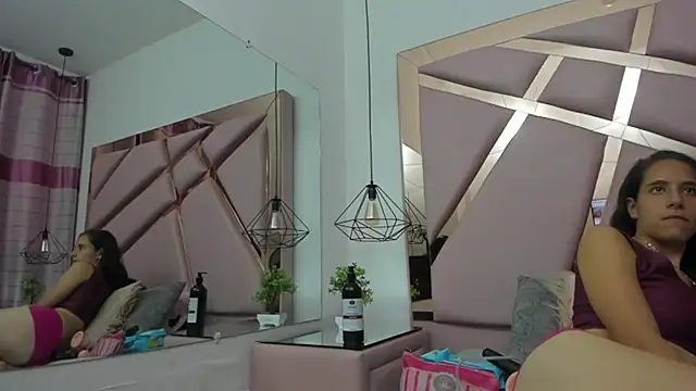 Snapshot of MiaCours chatting on October 2025 07:03:02 PM MiaCours online show from October 2025 07:03:02 PM