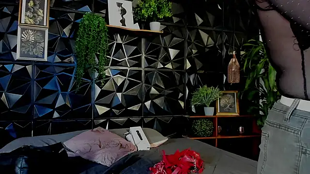 April  foxx online show from December 2025 01:17:01 PM