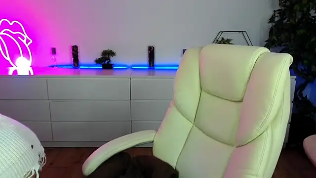 Anna Snows online show from October 2025 05:52:01 AM