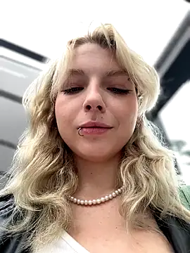 Snapshot of EveLittleSinner chatting on September 2025 07:43:01 AM EveLittleSinner online show from September 2025 07:43:01 AM