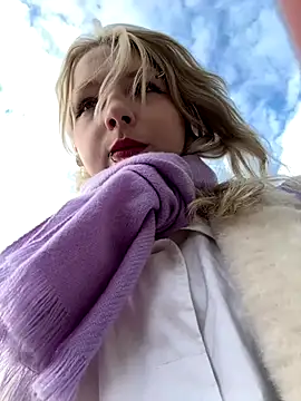 Snapshot of EveLittleSinner chatting on October 2025 11:22:02 AM EveLittleSinner online show from October 2025 11:22:02 AM