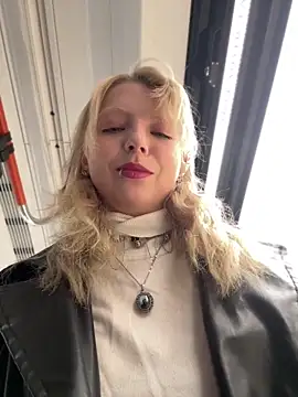 Snapshot of EveLittleSinner chatting on October 2025 10:41:01 AM EveLittleSinner online show from October 2025 10:41:01 AM