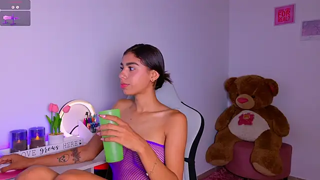 BrunetteAdams001 online show from October 2025 03:35:01 AM