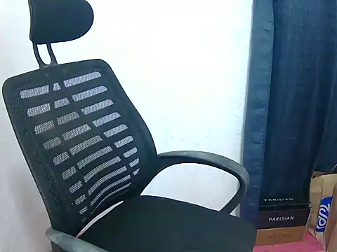 Snapshot of B-e-l-l-e chatting on October 2025 07:05:02 AM B-e-l-l-e online show from October 2025 07:05:02 AM