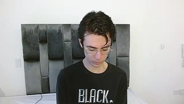 VIKTORNOIR online show from October 2025 01:12:02 PM